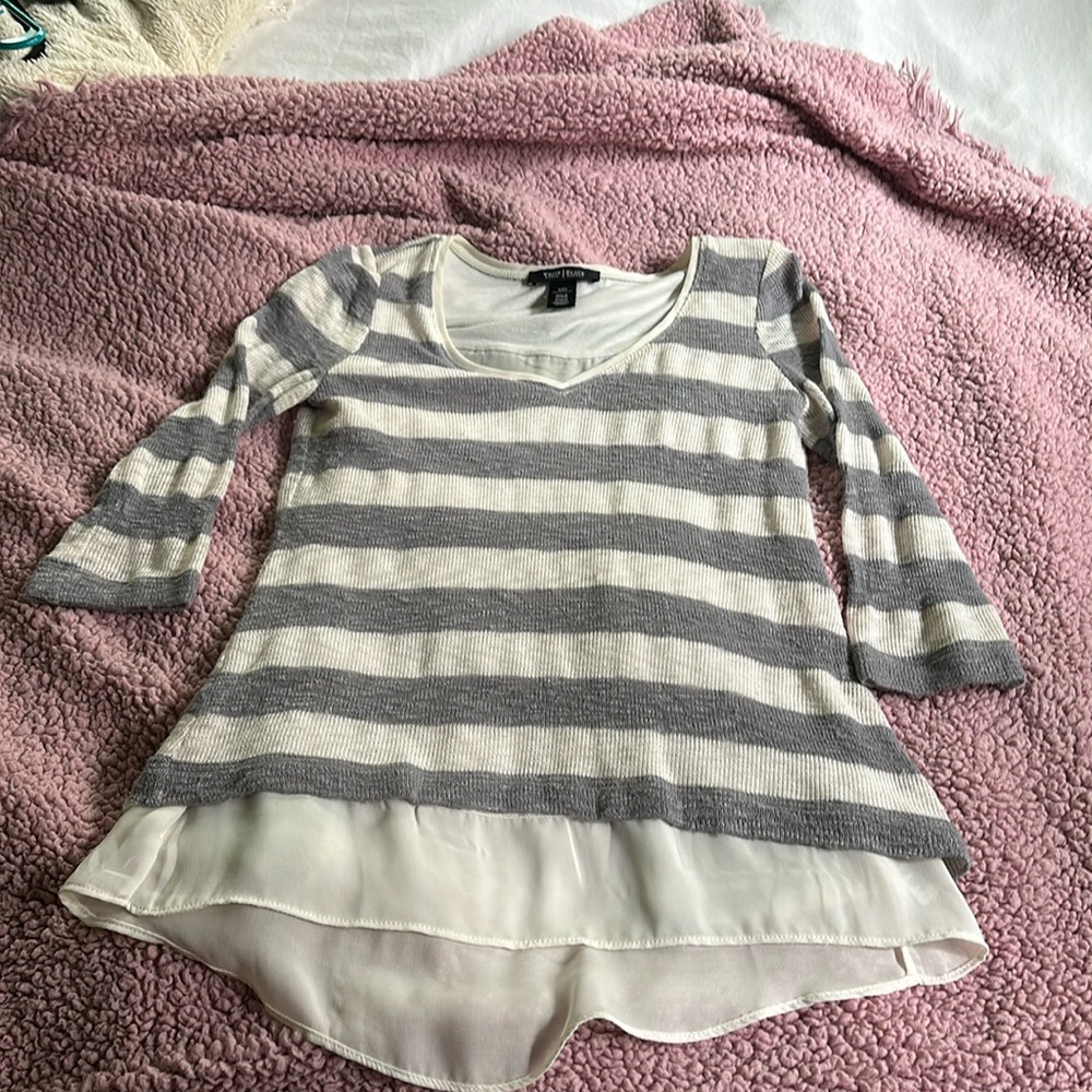 White House Black Market gray & white knit top. Size XXS